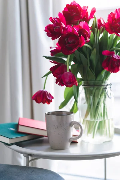 Schöne Rosa Tulpen Einer Vase Mit Tasse Und Büchern Stillleben — Stockfoto