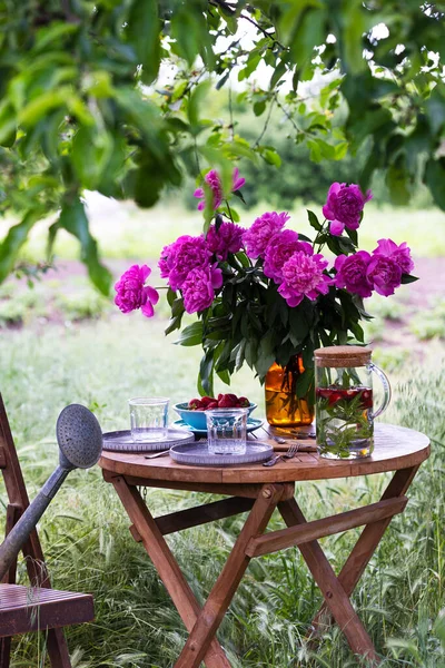 Garden Tea Party Country Style Still Life Cups Dishes Vase — стоковое фото