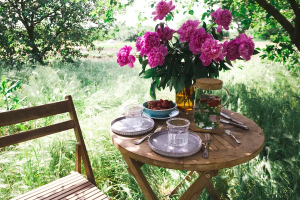Kert Tea Party Vidéki Stílusban Csendélet Csésze Edények Egy Rózsaszín — Stock Fotó
