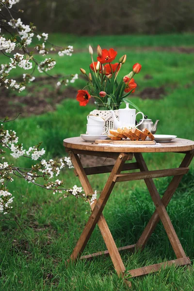 Garten Und Teeparty Landhausstil Stillleben Tassen Geschirr Kuchen Und Eine — Stockfoto