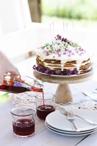 Mooie Taart Met Kaarsen Versierd Met Lila Bloemen Achtergrond Van — Stockfoto