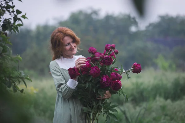 前衛的な牡丹の花束を持つ美しい女の子 — ストック写真