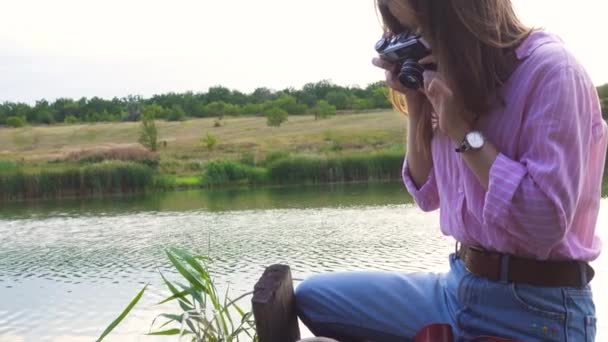 Nastolatka Dziewczyna Mając Piknik Drewnianym Molo Brzegu Rzeki — Wideo stockowe