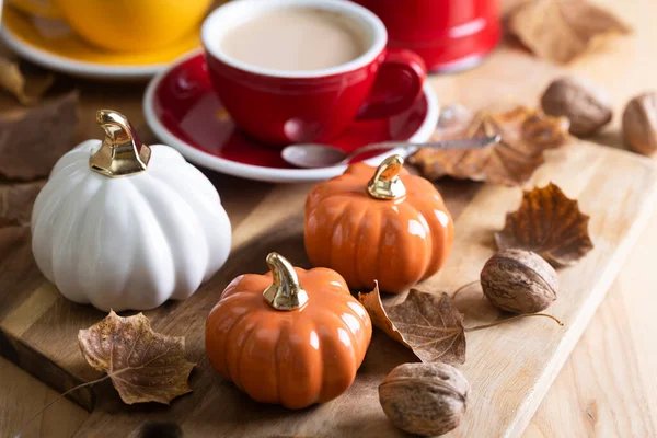 Schöner Herbsthintergrund Mit Kürbissen Und Einer Tasse Kaffee — Stockfoto
