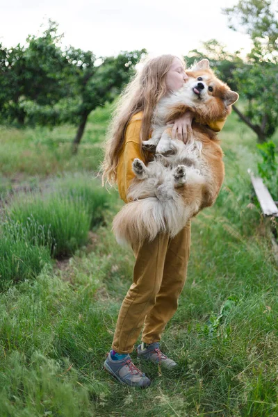 Ένα Κορίτσι Που Κρατάει Ένα Σκυλάκι Στην Αγκαλιά Της Στην — Φωτογραφία Αρχείου