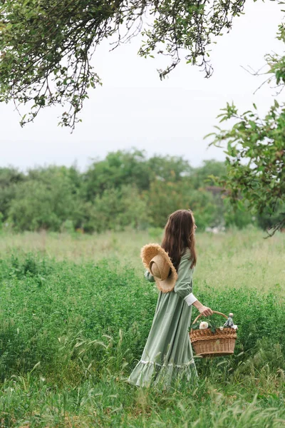 バスケットを持った女の子がピクニックに行く ヴィンテージスタイル — ストック写真