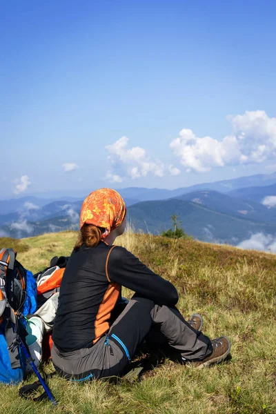 Turista Menina Senta Perto Mochila Olha Para Landscap Montanha — Fotografia de Stock