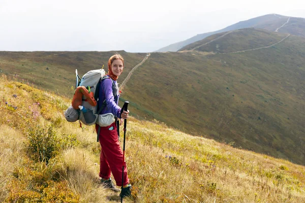 Flicka Turist Bakgrunden Ett Bergslandskap — Stockfoto