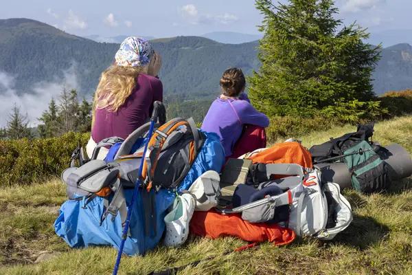 Meisjes Toeristen Zitten Buurt Van Rugzakken Kijk Naar Het Berglandschap — Stockfoto