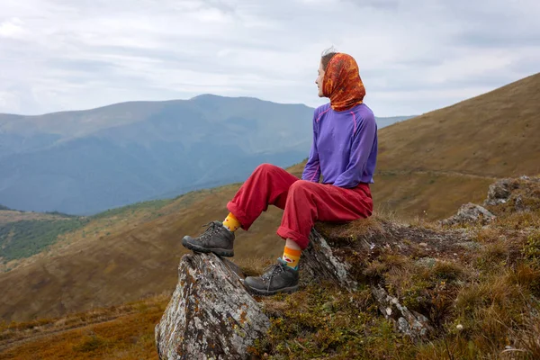 Meisje Toerist Zit Kijkt Naar Het Berglandschap — Stockfoto