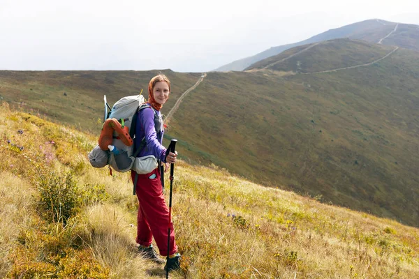 Dağ Manzarasının Arka Planında Bir Kız Turist Telifsiz Stok Fotoğraflar