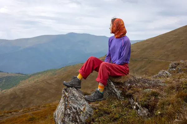 Kız Turist Oturur Dağ Manzarasına Bakar Stok Fotoğraf