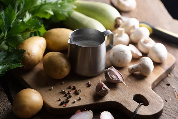 Ingredienser För Soppa Ett Träbord Potatis Grädde Zucchini Lök Selleri Royaltyfria Stockfoton