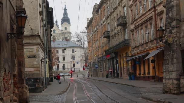 Lviv Ukraine November 2022 Straßenbahn Durch Die Leere Enge Straße — Stockvideo