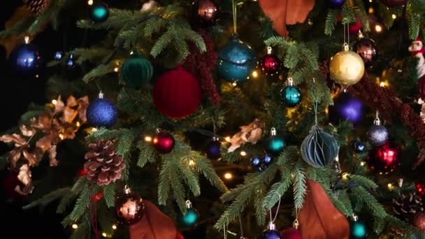 Nahaufnahme Des Geschmückten Weihnachtsbaums Mit Kugeln Und Lichtern — Stockvideo