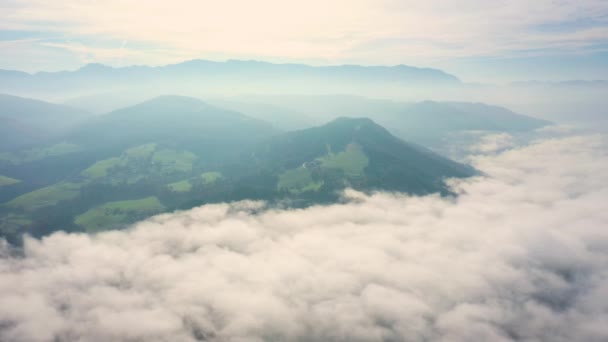 Letecký Pohled Široké Údolí Pokryté Mraky Regionu Salzkammergut Rakousko — Stock video