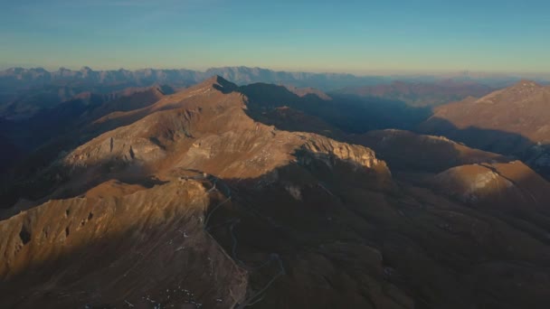 よく知られているエーデルワイスの空中ビュー日没時にグロズロックナー高山道路上の視点 — ストック動画
