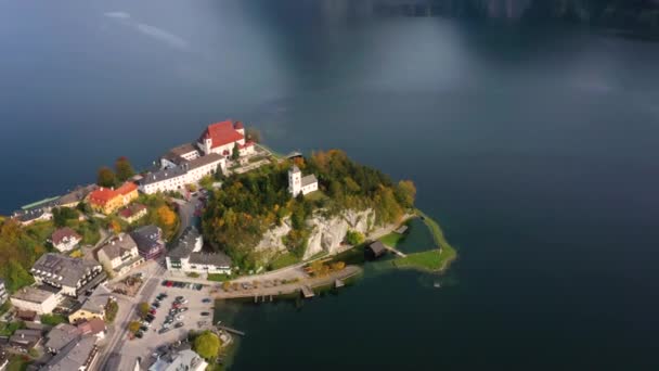 トラウンゼー湖の有名なトラウンキルヒェン礼拝堂の眺めオーストリアのザルツカンマーグート — ストック動画