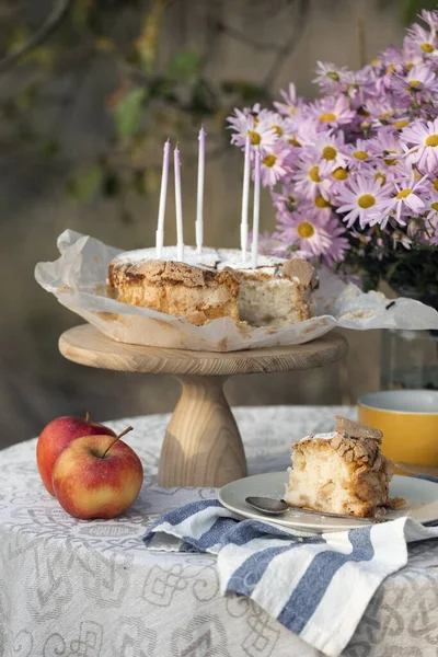 花瓶とパイのピンクの菊の美しい花束 秋の庭のテーブル上のマカロンとリンゴ まだ生きている ストック画像