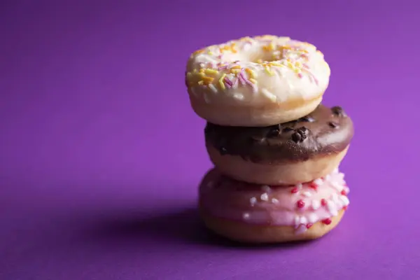 Stapel Von Drei Donuts Auf Lila Hintergrund Stockbild