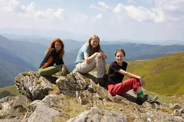 Группа Девушек Туристов Сидят Перевале Горах Фоне Красивого Ландшафта Стоковое Изображение