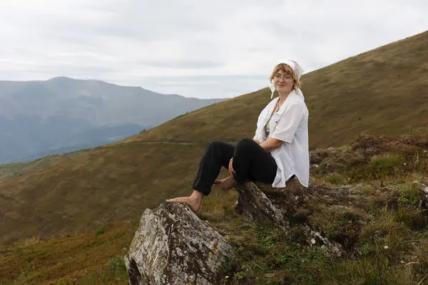 Chica Turista Sienta Mira Montaña Landscap Imagen de stock