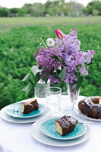 Garten Und Stillleben Teeparty Garten Kuchen Vase Mit Fliederstrauß Auf lizenzfreie Stockbilder