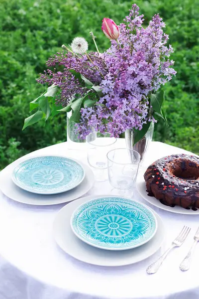 Garten Und Stillleben Teeparty Garten Kuchen Vase Mit Fliederstrauß Auf lizenzfreie Stockbilder