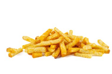 Beyaz arka planda izole edilmiş küçük tuzlu buğday ekmek kabukları yığını