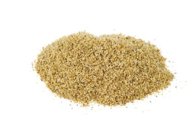 Beyaz arkaplanda izole edilmiş baharat yığını