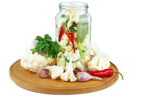 准备用玻璃瓶盛装的花椰菜片 与白色背景隔离 — 图库照片