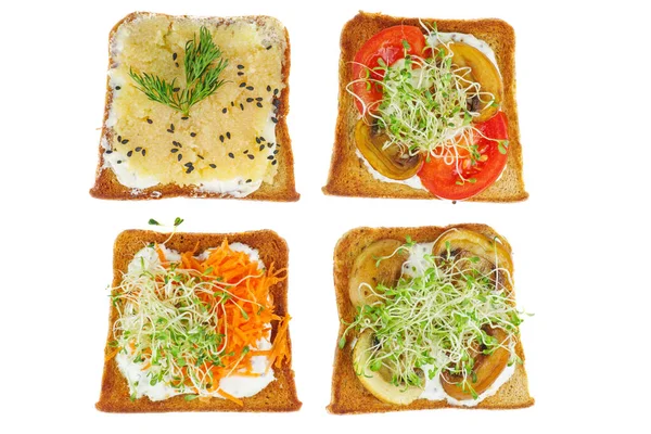 Lezzetli Morina Havyarlı Ekmek Parçaları Beyaz Arka Planda Sebzeler — Stok fotoğraf