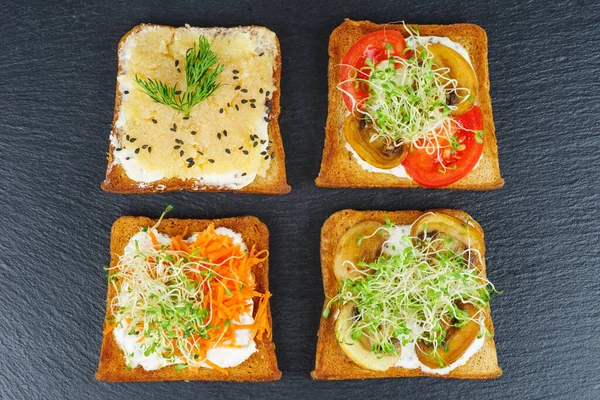 Pedaços Pão Com Delicioso Caviar Bacalhau Legumes Fundo Preto — Fotografia de Stock