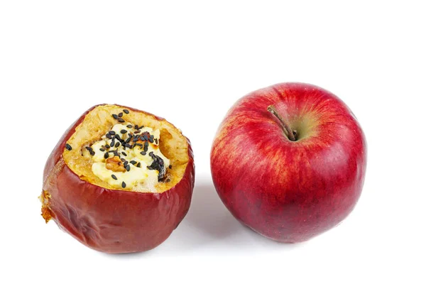 Rote Frische Und Gefüllte Backäpfel Mit Sesamsamen Und Walnüssen Auf — Stockfoto