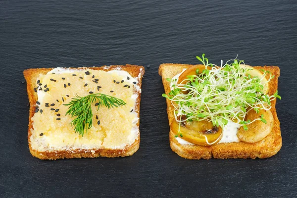 Pedaços Pão Com Delicioso Caviar Bacalhau Cogumelos Grelhados Alfafa Brotada — Fotografia de Stock