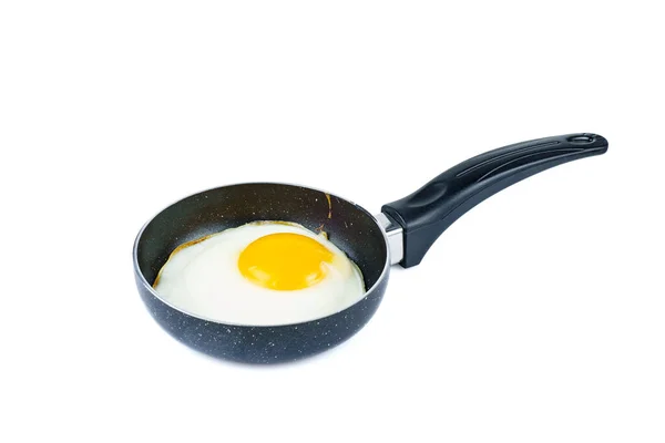 在一个白色背景的小锅里煎鸡蛋 — 图库照片