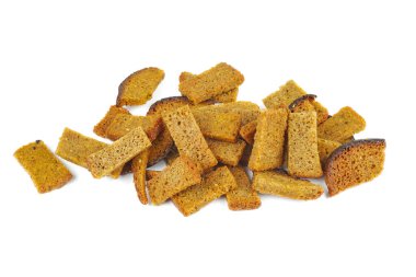 Beyaz arka planda izole edilmiş küçük tuzlu çavdar ekmeği kabukları yığını