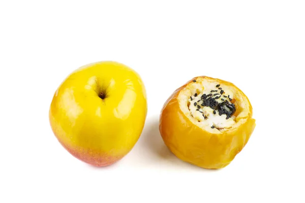 Świeże Nadziewane Pieczone Jabłko Sezamem Orzechami Włoskimi Wyizolowanymi Białym Tle — Zdjęcie stockowe