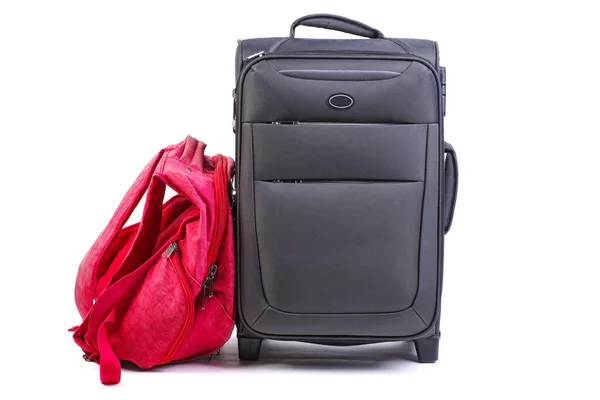 Großer Schwarzer Koffer Und Roter Rucksack Isoliert Auf Weißem Hintergrund — Stockfoto