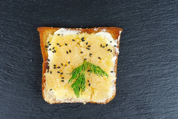 Pieza Pan Con Delicioso Caviar Bacalao Sobre Fondo Blanco —  Fotos de Stock