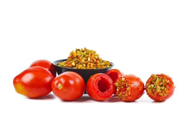 Tomates Inteiros Vazios Recheados Com Legumes Isolados Sobre Fundo Branco — Fotografia de Stock
