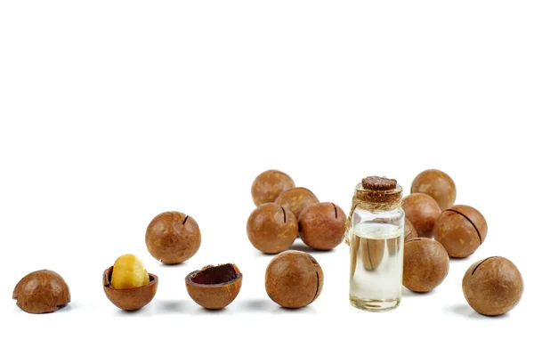 Makadamia Ořechy Olej Bílém Pozadí — Stock fotografie