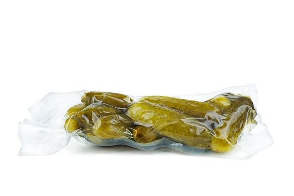 Gepekelde Komkommers Een Vacuümverpakking Geïsoleerd Witte Achtergrond — Stockfoto