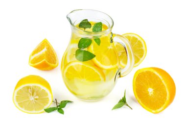 Beyaz zemin üzerinde limon suyu (veya alkol), dilimler ve nane ile izole cam sürahi