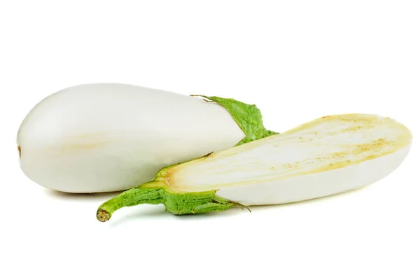 Ganze Und Halbe Weiße Auberginen Isoliert Auf Weißem Hintergrund — Stockfoto