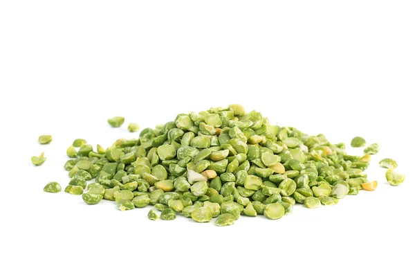 白い背景に隔離された乾燥した分割緑のエンドウ豆の山 — ストック写真