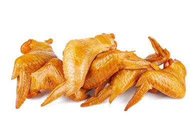 Beyaz arka planda izole edilmiş tütsülenmiş tavuk kanadı yığını