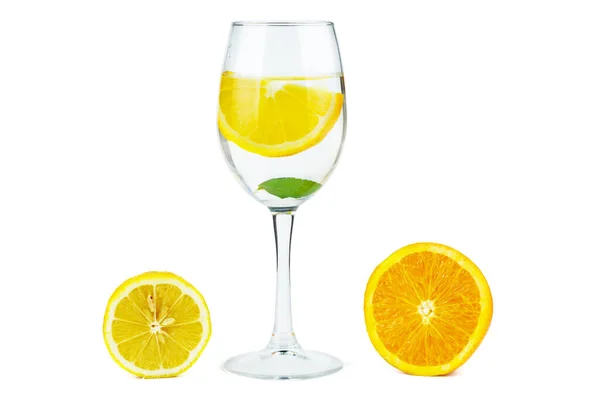 またはアルコール レモンスライス ミントを白い背景に分離したワイングラス — ストック写真