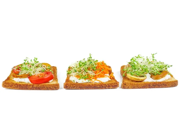 配上美味的鳕鱼鱼子酱和白底蔬菜的面包片 — 图库照片