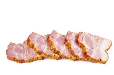 Beyaz arka planda izole edilmiş füme jambon dilimleri.